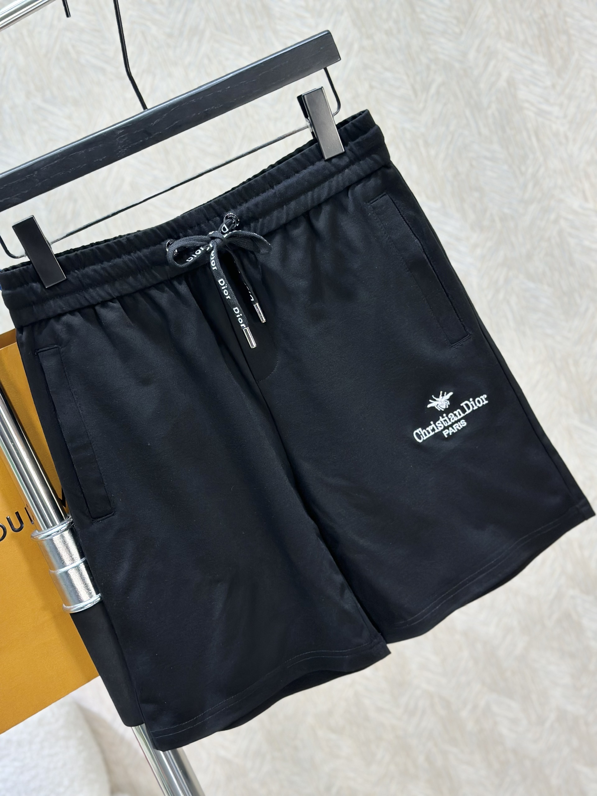 Quần short nỉ Dior CD Đen logo chữ Trắng họa tiết dập nổi túi sau Like Auth 1-1 on web VTN